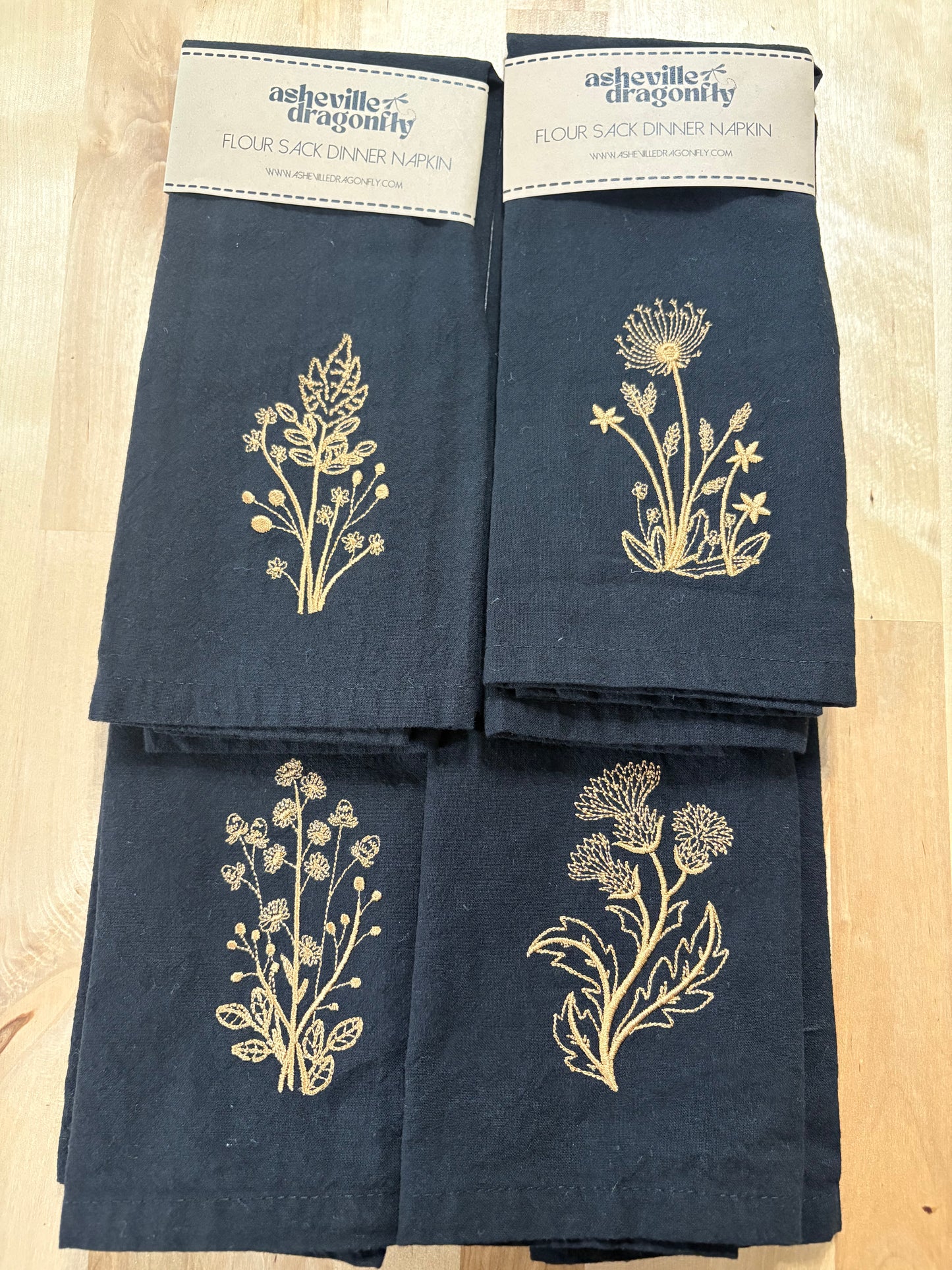 Dinner napkin - Delicate stems embroidered with gold thread on black napkins