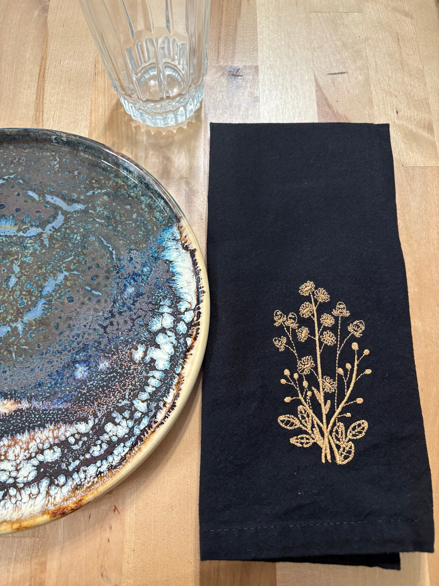 Black cotton napkin with embroidered daisies